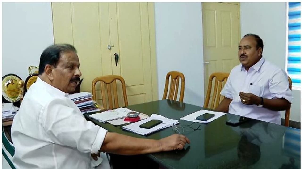 ഐഎന്ടിയുസി വിവാദം: സമവായത്തിനിടയിലും സതീശനെ വിടാതെ ചന്ദ്രശേഖരന്, വീണ്ടും ചര്ച്ച ഐഎന്ടിയുസി വിവാദം: സമവായത്തിനിടയിലും സതീശനെ വിടാതെ ചന്ദ്രശേഖരന്, വീണ്ടും ചര്ച്ച