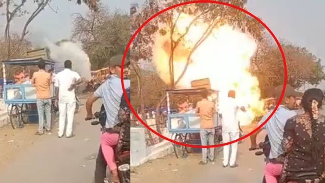 கோவில் வாசலில் தீப்பிடித்து எரிந்த புது பைக் வைரலாகும் வீடியோ..! கோவில் வாசலில் தீப்பிடித்து எரிந்த புது பைக் வைரலாகும் வீடியோ..!