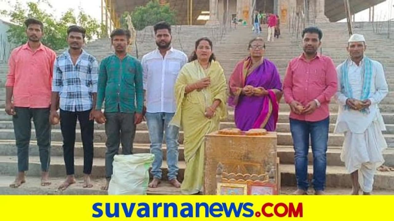 ಕಾಂಗ್ರೆಸ್ ಪ್ರಚಾರ ಸಮಿತಿ ಅಧ್ಯಕ್ಷರಾಗಿ ಎಂ ಬಿ ಪಾಟೀಲ್ ಪದಗ್ರಹಣ: 101 ತೆಂಗಿನಕಾಯಿ ಒಡೆದು ಹರಕೆ ತೀರಿಸಿದ ಅಭಿಮಾನಿಗಳು! ಕಾಂಗ್ರೆಸ್ ಪ್ರಚಾರ ಸಮಿತಿ ಅಧ್ಯಕ್ಷರಾಗಿ ಎಂ ಬಿ ಪಾಟೀಲ್ ಪದಗ್ರಹಣ: 101 ತೆಂಗಿನಕಾಯಿ ಒಡೆದು ಹರಕೆ ತೀರಿಸಿದ ಅಭಿಮಾನಿಗಳು!