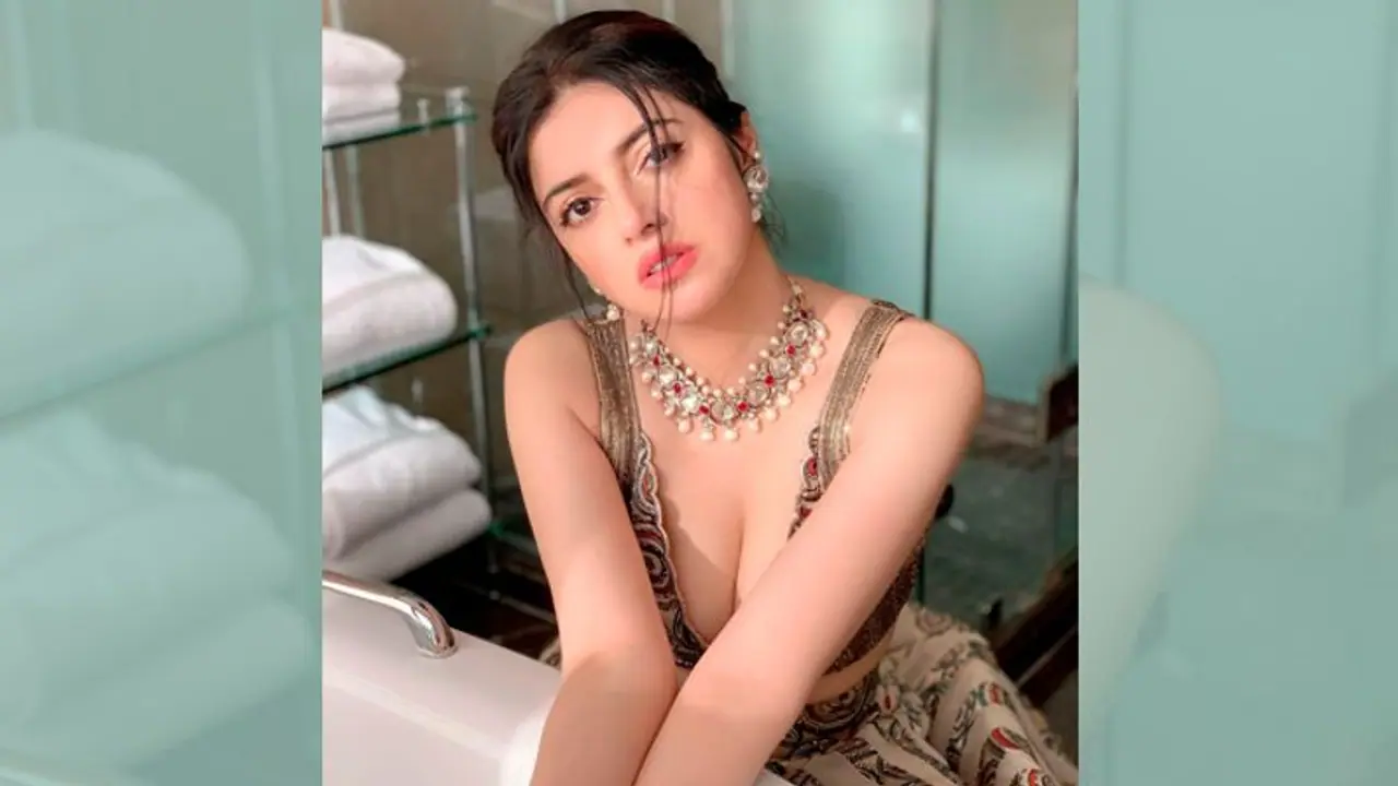 चेहरे पर गिरती जुल्फें, गले में बड़ा सा नेकलेस; लहंगे में बेहद खूबसूरत लगी गुलशन कुमार की बहू दिव्या