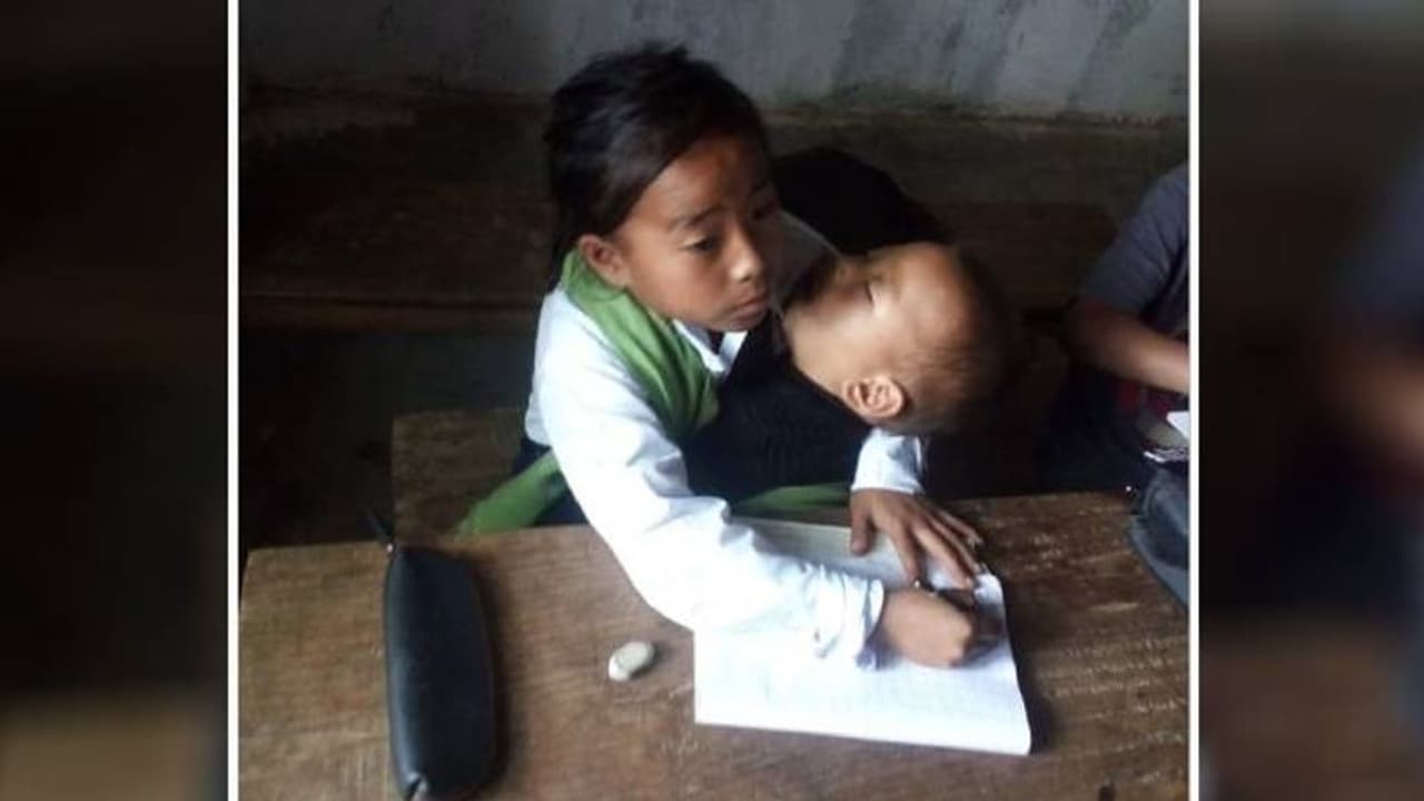 மடியில் 2 வயது சகோதரியுடன் பள்ளி சென்ற 10 வயது சிறுமி.. வியந்த அமைச்சர்.. வைரலாகும் புகைப்படம்..! மடியில் 2 வயது சகோதரியுடன் பள்ளி சென்ற 10 வயது சிறுமி.. வியந்த அமைச்சர்.. வைரலாகும் புகைப்படம்..!