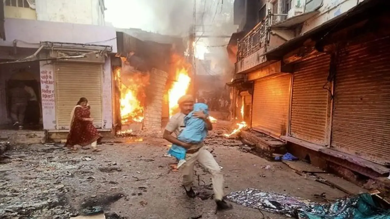 करौली हिंसा के बीच हीरो बना कॉन्स्टेबल: आग की लपटों के बीच मासूम को यूं बचाया, अशोक गहलोत ने दिया यादगार गिफ्ट करौली हिंसा के बीच हीरो बना कॉन्स्टेबल: आग की लपटों के बीच मासूम को यूं बचाया, अशोक गहलोत ने दिया यादगार गिफ्ट