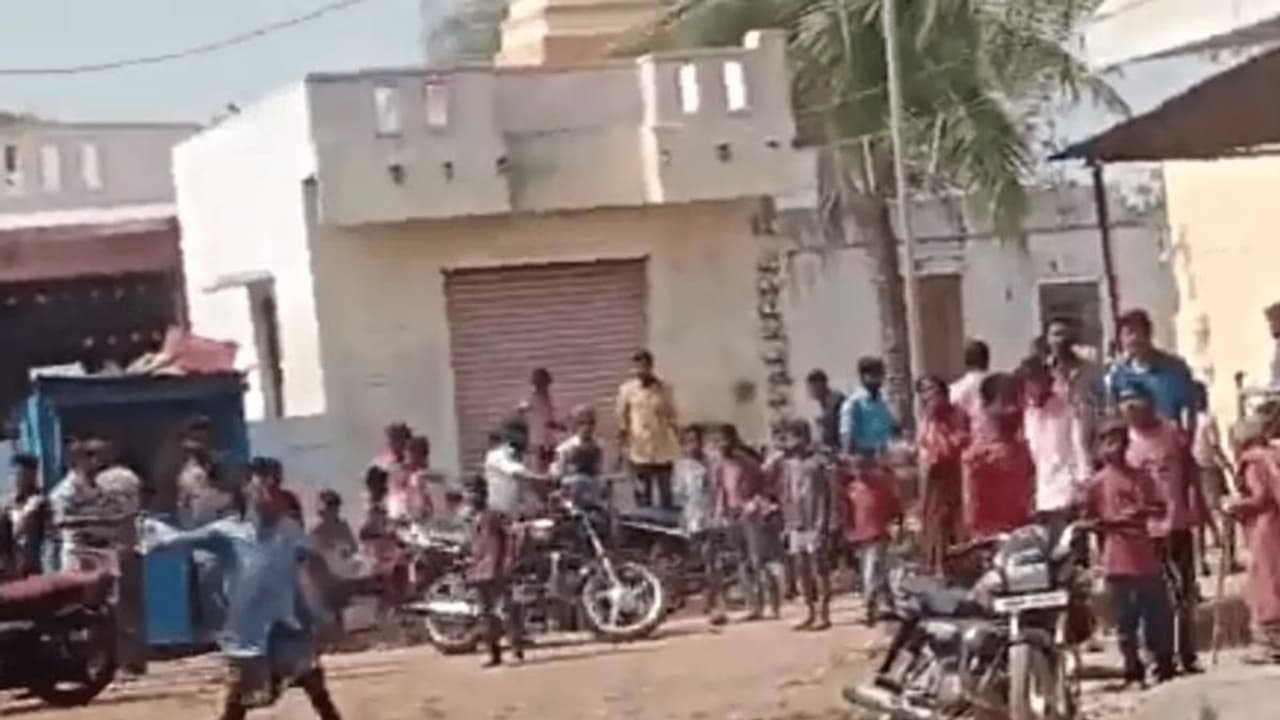 Karnataka: రెండు గ్రూపుల‌ మ‌ధ్య ఘ‌ర్ష‌ణ‌.. 40 మందిపై కేసులు న‌మోదు ! 