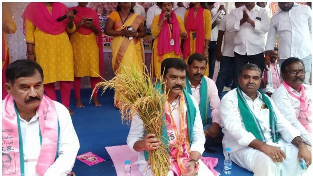 బండి సంజయ్.. కిషన్ రెడ్డిలు ఎక్కడా?.. తెలంగాణ ప్రజలను అవమానించిన వారి సంకలో చేరుతారా?: మంత్రి వేముల ఫైర్ బండి సంజయ్.. కిషన్ రెడ్డిలు ఎక్కడా?.. తెలంగాణ ప్రజలను అవమానించిన వారి సంకలో చేరుతారా?: మంత్రి వేముల ఫైర్