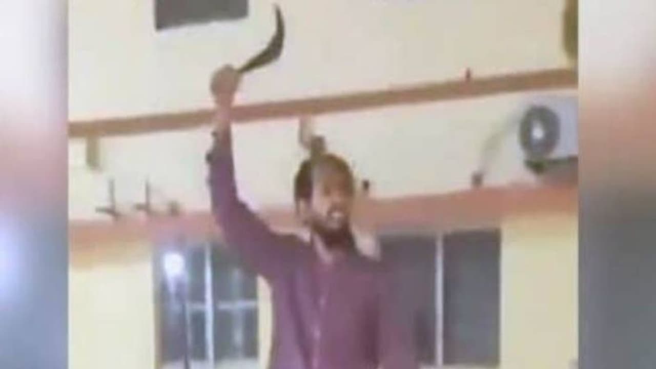 போலீசாரை கத்தியால் குத்திய ஐ.ஐ.டி. பட்டதாரி.. பரபரப்பான கோரக்பூர் கோயில்... நடந்தது என்ன? போலீசாரை கத்தியால் குத்திய ஐ.ஐ.டி. பட்டதாரி.. பரபரப்பான கோரக்பூர் கோயில்... நடந்தது என்ன?