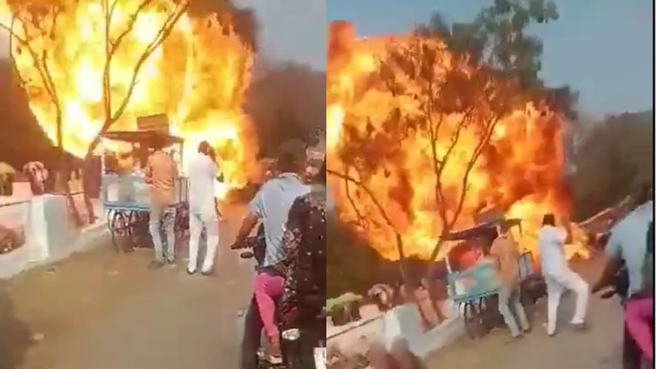 Bike Catches Fire ಇದಕ್ಕಿದ್ದಂತೆ ಬೆಂಕಿ ಕಾಣಿಸಿಕೊಂಡು ಸ್ಫೋಟಗೊಂಡ ರಾಯಲ್ ಎನ್ಫೀಲ್ಡ್ ಬೈಕ್! Bike Catches Fire ಇದಕ್ಕಿದ್ದಂತೆ ಬೆಂಕಿ ಕಾಣಿಸಿಕೊಂಡು ಸ್ಫೋಟಗೊಂಡ ರಾಯಲ್ ಎನ್ಫೀಲ್ಡ್ ಬೈಕ್!