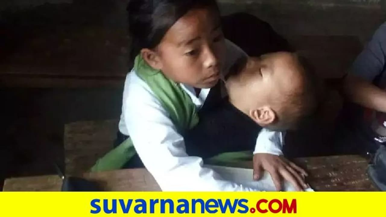 ಪುಟ್ಟ ತಂಗಿಯನ್ನು ಮಡಿಲಲ್ಲಿ ಕೂರಿಸಿಕೊಂಡು ಪಾಠ ಕೇಳುವ 10 ವರ್ಷದ ಬಾಲಕಿ