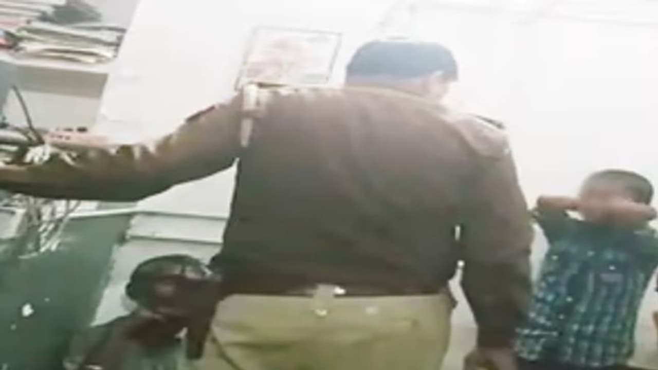 गुजरात में पुलिसवाले ने 13 साल के बच्चे पर बरपाया कहर, लात घूसे और चांटे दनादन मारे, लेकिन अब आ गई मुसीबत गुजरात में पुलिसवाले ने 13 साल के बच्चे पर बरपाया कहर, लात घूसे और चांटे दनादन मारे, लेकिन अब आ गई मुसीबत
