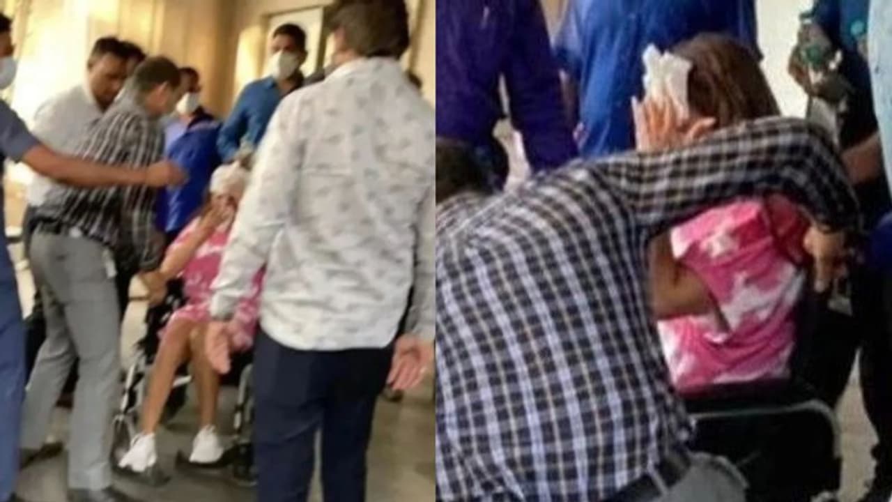 सिर पर पट्टी बांधे अस्पताल से बाहर आईं मलाइका अरोड़ा, व्हीलचेयर पर एक्ट्रेस को देख चिंतित हुए फैंस सिर पर पट्टी बांधे अस्पताल से बाहर आईं मलाइका अरोड़ा, व्हीलचेयर पर एक्ट्रेस को देख चिंतित हुए फैंस