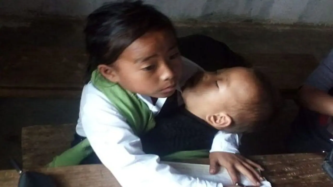 जज्बे को सलाम, पढ़ाई ना छूटे इसलिए 10 साल की बच्ची अपनी बहन को गोद में लेकर जाती है स्कूल
