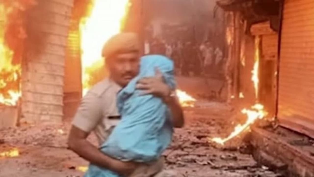 Karauli violence ಕೋಮುಗಲಭೆ, ಕಲ್ಲು ತೂರಾಟ, ಬೆಂಕಿ ಜ್ವಾಲೆ ನಡುವೆ ಮುದ್ದು ಕಂದನ ರಕ್ಷಿಸಿದ ಪೊಲೀಸ್ ಪೇದೆ!