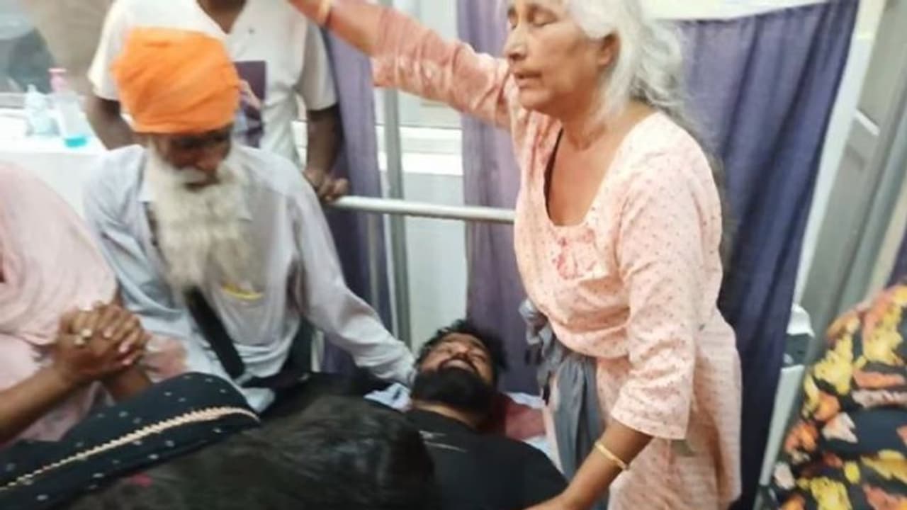 पंजाब के गुरदासपुर में अंधाधुंध फायरिंग: 4 लोगों को गोलियों से भूनकर मार डाला, इलाके में हड़कंप पुलिस तैनात पंजाब के गुरदासपुर में अंधाधुंध फायरिंग: 4 लोगों को गोलियों से भूनकर मार डाला, इलाके में हड़कंप पुलिस तैनात