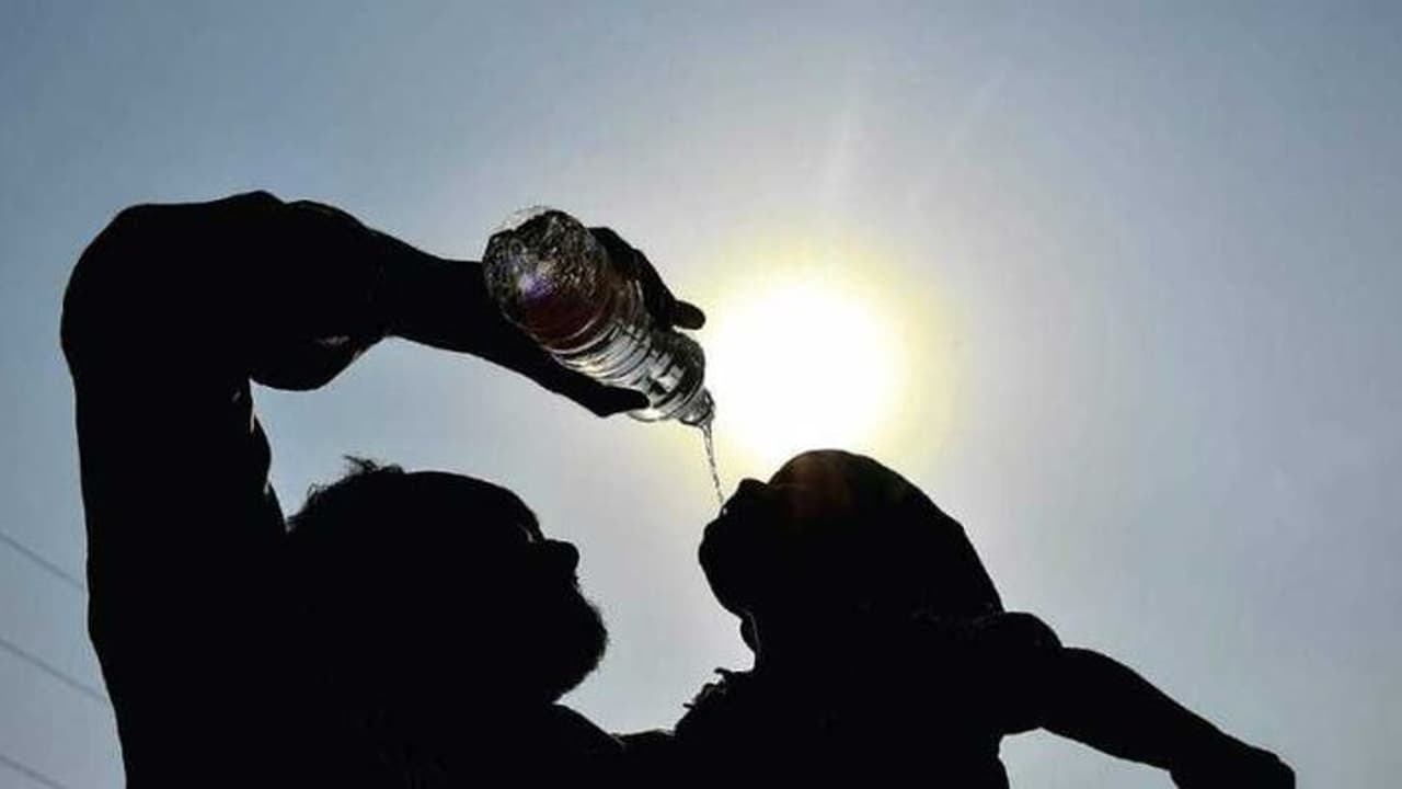 నిప్పుల కొలిమిలా హైదరాబాద్.. వడగాలులతో జర భద్రం... నిప్పుల కొలిమిలా హైదరాబాద్.. వడగాలులతో జర భద్రం...