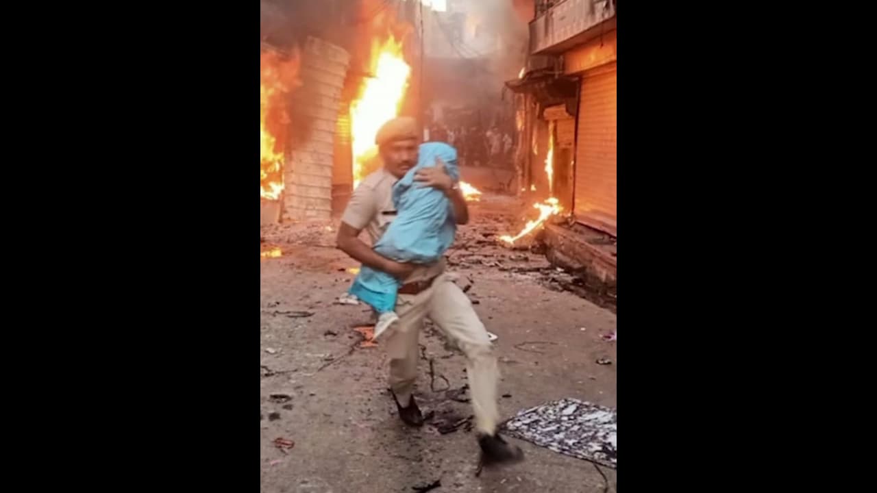 அந்த மனசு தான் சார் கடவுள்.. உயிரை பணயம் வைத்து குழந்தையை மீட்ட போலீசார்.. வீடியோ வைரல்.. அந்த மனசு தான் சார் கடவுள்.. உயிரை பணயம் வைத்து குழந்தையை மீட்ட போலீசார்.. வீடியோ வைரல்..