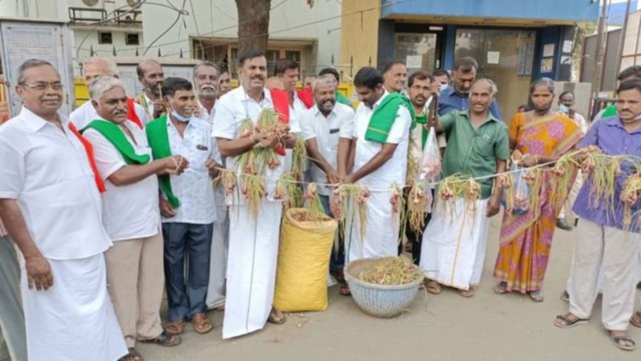 1 கிலோ வெங்காயம், 1 ரூபா தான்.. கோவையில் கதறும் விவசாயிகள்..! கண்ணீருடன் கோரிக்கை ! 1 கிலோ வெங்காயம், 1 ரூபா தான்.. கோவையில் கதறும் விவசாயிகள்..! கண்ணீருடன் கோரிக்கை !