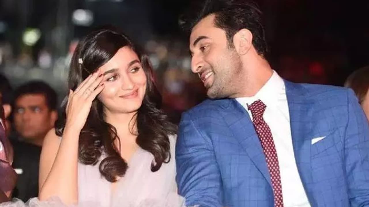 आलिया भट्ट संग फेरे लेने से पहले बैचलर पार्टी करेंगे रणबीर कपूर, जानें कौन शामिल होने वाला है इसमें आलिया भट्ट संग फेरे लेने से पहले बैचलर पार्टी करेंगे रणबीर कपूर, जानें कौन शामिल होने वाला है इसमें