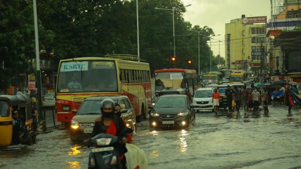 ഇനിയുള്ള ദിവസങ്ങളിലും മഴ തുടരും, തെക്കൻ കേരളത്തിൽ ഇടിമിന്നലോട് കൂടി മഴയ്ക്ക് സാധ്യത ഇനിയുള്ള ദിവസങ്ങളിലും മഴ തുടരും, തെക്കൻ കേരളത്തിൽ ഇടിമിന്നലോട് കൂടി മഴയ്ക്ക് സാധ്യത