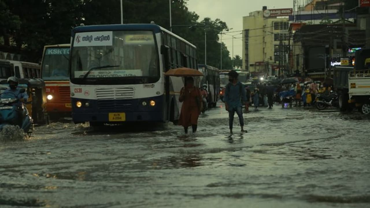 Kerala Rain : അടുത്ത 5 ദിവസം ഇടിമിന്നലോട് കൂടിയ മഴ; ചക്രവാതച്ചുഴിയും കാലവർഷക്കാറ്റും മഴയ്ക്ക് കാരണം Kerala Rain : അടുത്ത 5 ദിവസം ഇടിമിന്നലോട് കൂടിയ മഴ; ചക്രവാതച്ചുഴിയും കാലവർഷക്കാറ്റും മഴയ്ക്ക് കാരണം