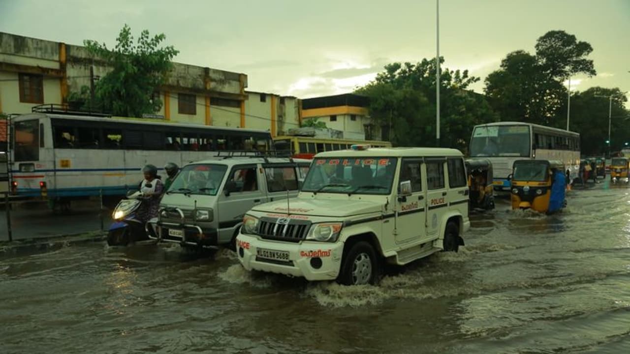 അടുത്ത മൂന്ന് മണിക്കൂറിൽ മൂന്ന് ജില്ലകളിൽ മഴ, മുന്നറിയിപ്പ് അടുത്ത മൂന്ന് മണിക്കൂറിൽ മൂന്ന് ജില്ലകളിൽ മഴ, മുന്നറിയിപ്പ്