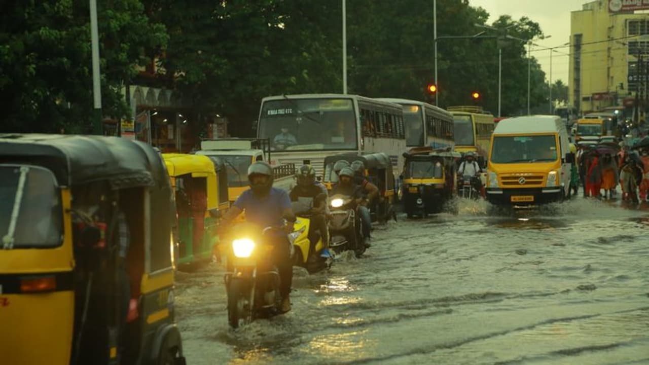 ಬೆಂಗಳೂರಿನಲ್ಲಿ ಧಾರಾಕಾರ ಮಳೆ : 10ಕ್ಕೂ ಹೆಚ್ಚು ಮನೆಗಳು ಜಲಾವೃತ ಬೆಂಗಳೂರಿನಲ್ಲಿ ಧಾರಾಕಾರ ಮಳೆ : 10ಕ್ಕೂ ಹೆಚ್ಚು ಮನೆಗಳು ಜಲಾವೃತ