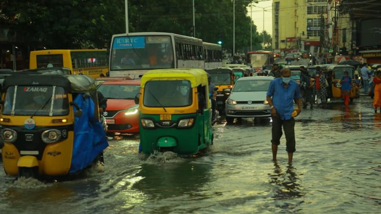 അറബിക്കടലിൽ 'തേജ്' ചുഴലിക്കാറ്റ്, തീവ്ര ന്യൂന മർദ്ദം; കേരളത്തിൽ തുലാവർഷം തുടങ്ങി, ഇന്ന് 4 ജില്ലകളിൽ യെല്ലോ