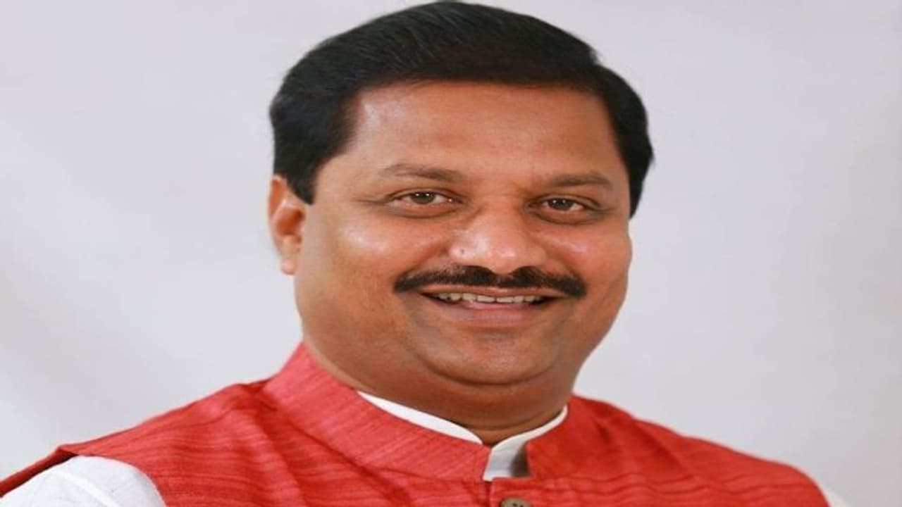 టీఆర్ఎస్కు షాక్.. బీజేపీలో చేరిన మాజీ ఎమ్మెల్యే భిక్షమయ్య గౌడ్ టీఆర్ఎస్కు షాక్.. బీజేపీలో చేరిన మాజీ ఎమ్మెల్యే భిక్షమయ్య గౌడ్