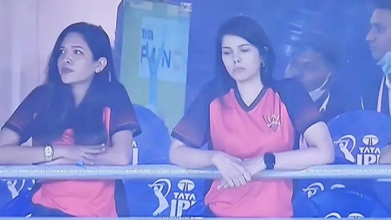 SRH vs LSG: फिर ट्रोलर्स के निशाने पर आई हैदराबाद की मालकिन काव्या मारन, यूजर्स बोले वॉर्नर से माफी मांगों SRH vs LSG: फिर ट्रोलर्स के निशाने पर आई हैदराबाद की मालकिन काव्या मारन, यूजर्स बोले वॉर्नर से माफी मांगों