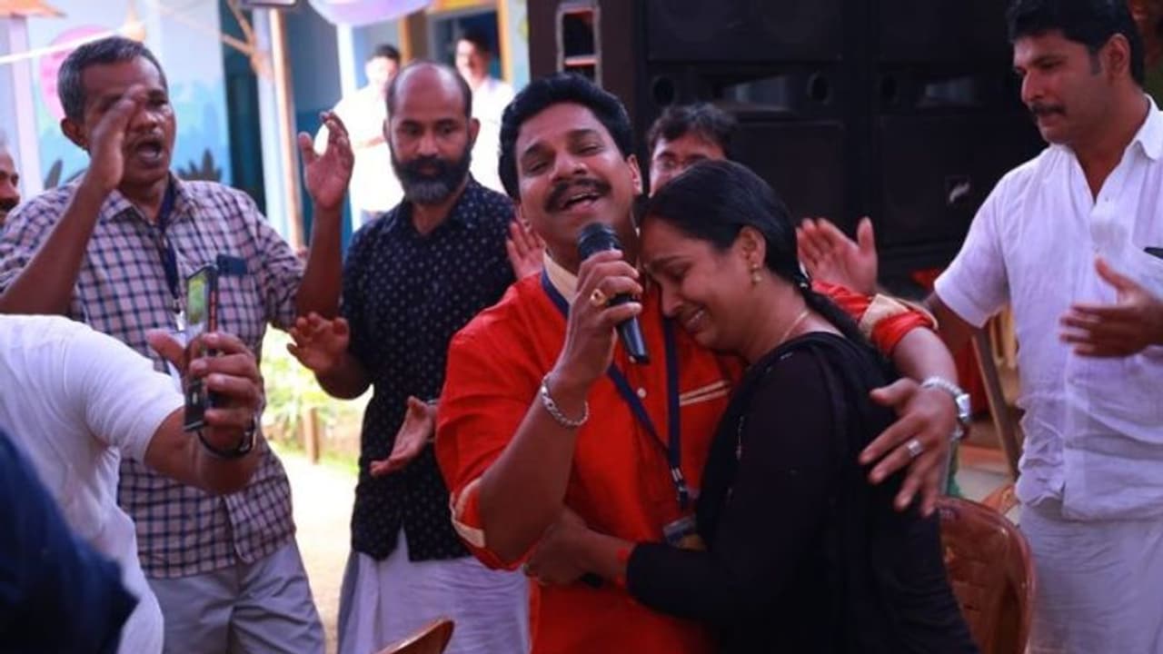 വർഷങ്ങൾക്ക് ശേഷം അവളെ കണ്ടുമുട്ടി, തിരിച്ചറിയില്ലെന്ന് അവൾ കരുതി, പക്ഷേ... വിനോദ് കോവൂർ പറയുന്നു വർഷങ്ങൾക്ക് ശേഷം അവളെ കണ്ടുമുട്ടി, തിരിച്ചറിയില്ലെന്ന് അവൾ കരുതി, പക്ഷേ... വിനോദ് കോവൂർ പറയുന്നു