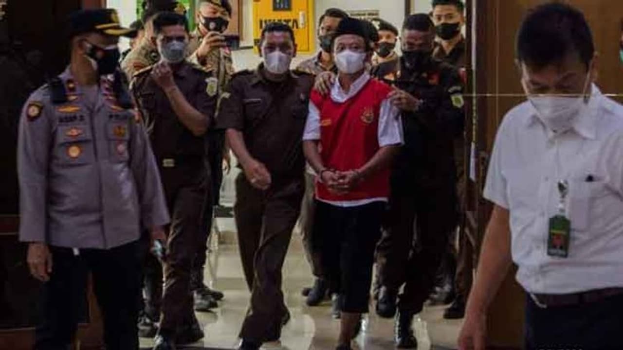 13 சிறுமிகளுக்கு கொடுமையான முறையில் ஓயாத பாலியல் டார்ச்சர்.. ஆசிரியருக்கு என்ன தண்டனை தெரியுமா?