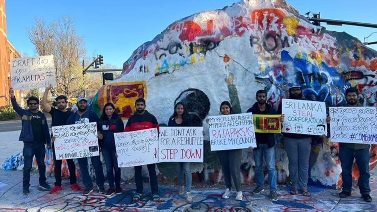 পেটে খিদে নিয়ে প্রধানমন্ত্রীর বাড়ির সামনে বিক্ষোভ পড়ুয়াদের, সংখ্যাগরিষ্ঠতা হারাল শ্রীলঙ্কার সরকার পেটে খিদে নিয়ে প্রধানমন্ত্রীর বাড়ির সামনে বিক্ষোভ পড়ুয়াদের, সংখ্যাগরিষ্ঠতা হারাল শ্রীলঙ্কার সরকার