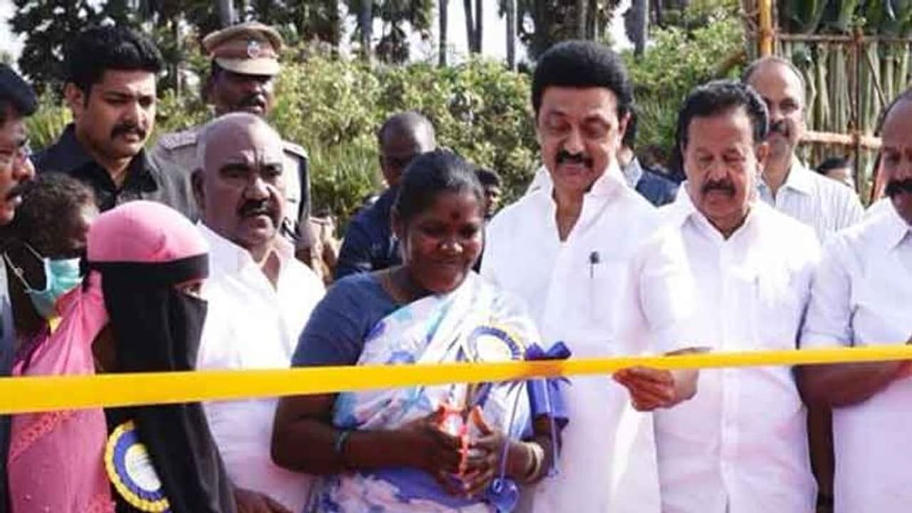 நம்ம முதல்வர் எப்போதும் வேற லெவல்.. பட்டியல் இன பெண்ணை ரிப்பன் வெட்ட வைத்து அசத்திய ஸ்டாலின்.! நம்ம முதல்வர் எப்போதும் வேற லெவல்.. பட்டியல் இன பெண்ணை ரிப்பன் வெட்ட வைத்து அசத்திய ஸ்டாலின்.!