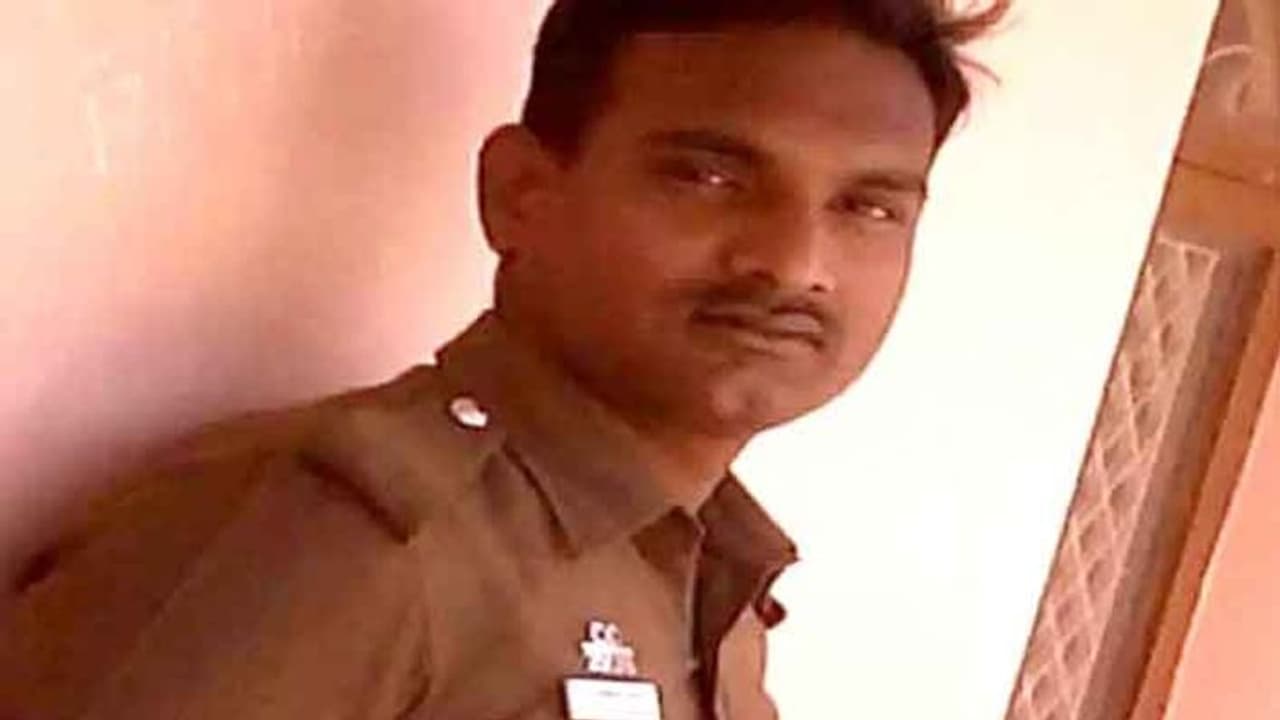 கஞ்சா சப்ளை செய்த ஆயுதப்படை காவலர் கைது.. சரியான ஆப்பு வைத்த காவல் ஆணையர்..! கஞ்சா சப்ளை செய்த ஆயுதப்படை காவலர் கைது.. சரியான ஆப்பு வைத்த காவல் ஆணையர்..!