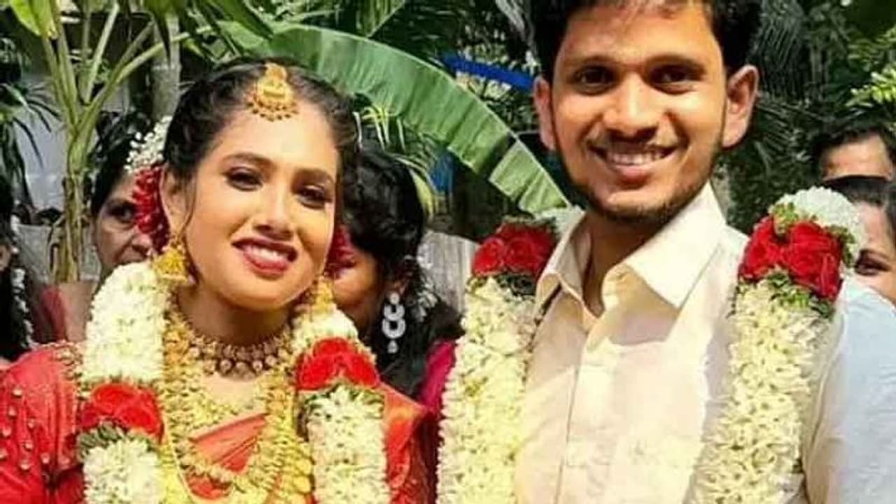 போட்டோ ஷூட்டின் போது விபரீதம்.. திருமணமான 20 நாளில் புதுமாப்பிள்ளை பலி.. நெஞ்சில் அடித்து கதறிய மனைவி..! போட்டோ ஷூட்டின் போது விபரீதம்.. திருமணமான 20 நாளில் புதுமாப்பிள்ளை பலி.. நெஞ்சில் அடித்து கதறிய மனைவி..!