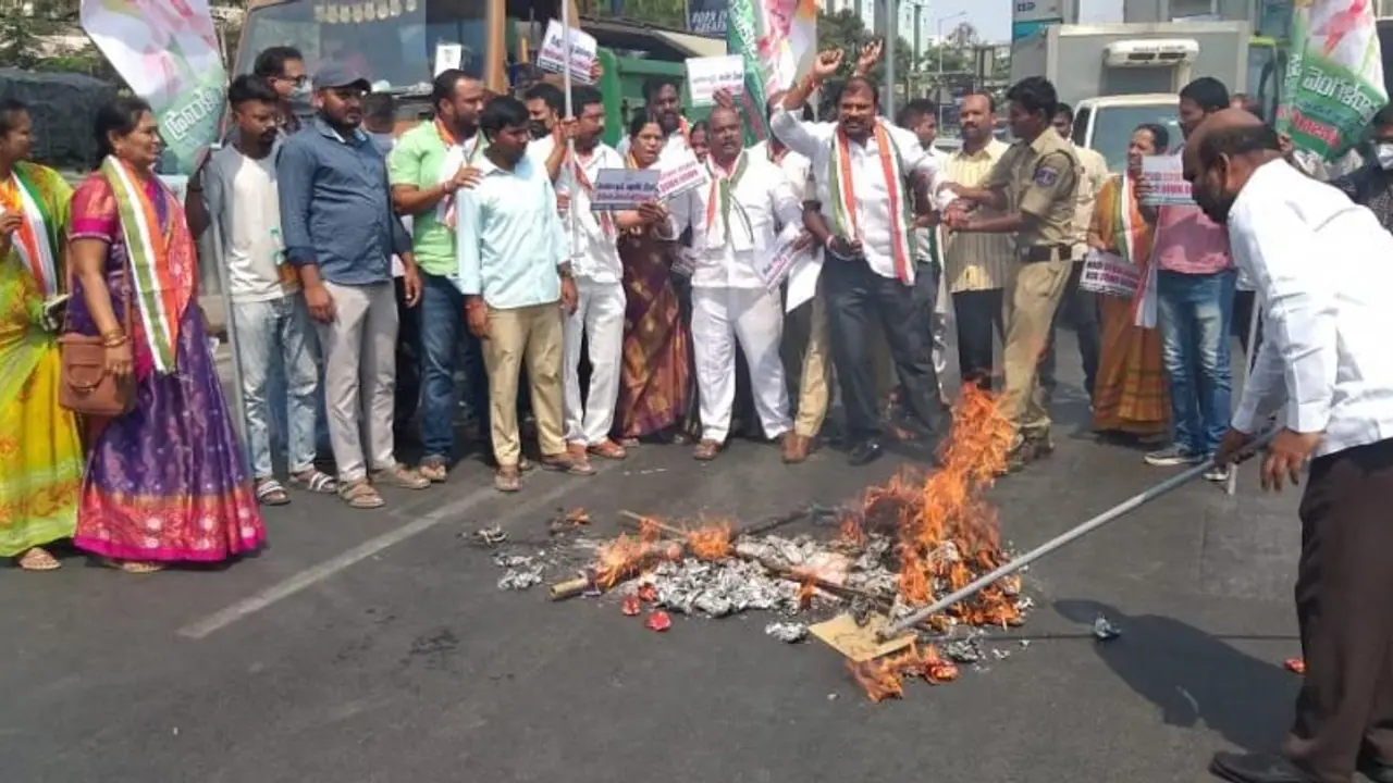 Telangana: నిరసన తెలుపుతున్న కాంగ్రెస్ కార్యకర్తలపై దాడి.. ఐదుగురికి గాయాలు Telangana: నిరసన తెలుపుతున్న కాంగ్రెస్ కార్యకర్తలపై దాడి.. ఐదుగురికి గాయాలు