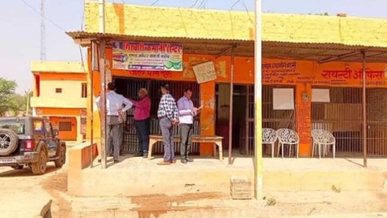 औरैया डीएम पर कार्रवाई के बाद खनन माफियाओं में मची खलबली, करीबियों पर विजिलेंस टीम की छापेमारी औरैया डीएम पर कार्रवाई के बाद खनन माफियाओं में मची खलबली, करीबियों पर विजिलेंस टीम की छापेमारी