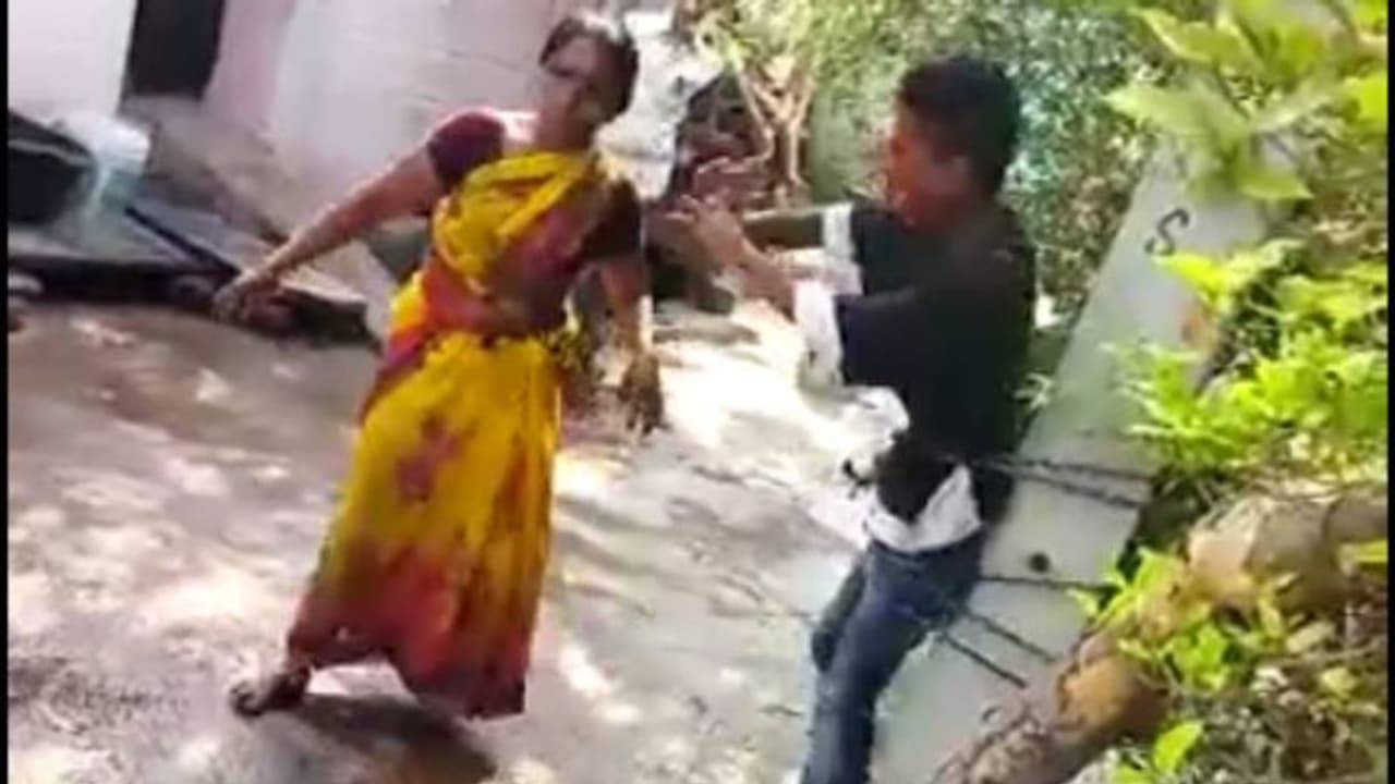 கஞ்சாவுக்கு அடிமையான மகன்.. கம்பத்தில் கட்டி வைத்து, முகத்தில் மிளகாய் பொடி தடவிய தாய்..! கஞ்சாவுக்கு அடிமையான மகன்.. கம்பத்தில் கட்டி வைத்து, முகத்தில் மிளகாய் பொடி தடவிய தாய்..!