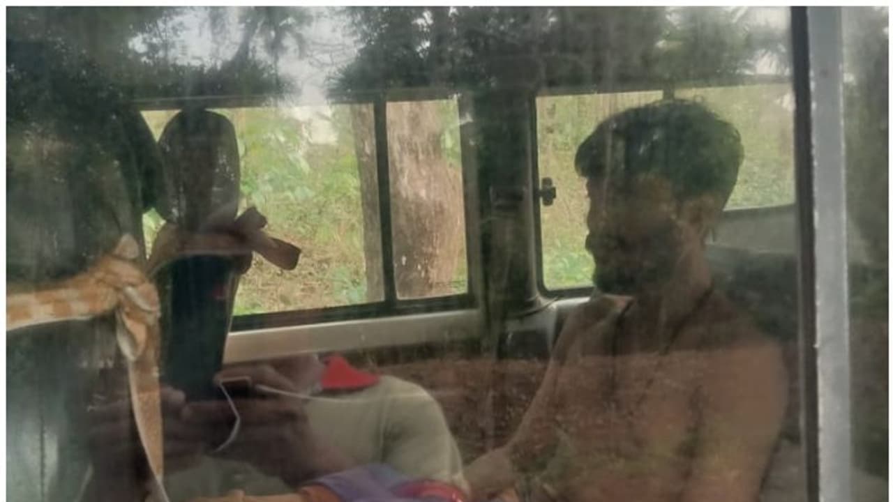 വെള്ളരിക്കയം കോളനിയില് അച്ഛനെ മകന് കൊലപ്പെടുത്തിയത് നിലത്തിട്ട് ചവുട്ടി വെള്ളരിക്കയം കോളനിയില് അച്ഛനെ മകന് കൊലപ്പെടുത്തിയത് നിലത്തിട്ട് ചവുട്ടി