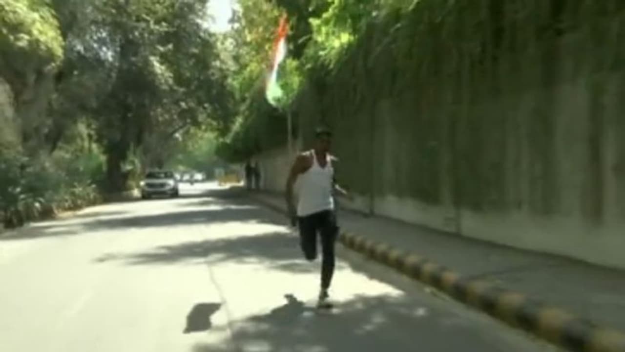 350 కి.మీ పరుగెత్తి ఢిల్లీకి చేరిన యువకుడు.. ఆర్మీలో చేరేందుకు యువతలో ఉత్సాహం నింపేందుకు.. 350 కి.మీ పరుగెత్తి ఢిల్లీకి చేరిన యువకుడు.. ఆర్మీలో చేరేందుకు యువతలో ఉత్సాహం నింపేందుకు..