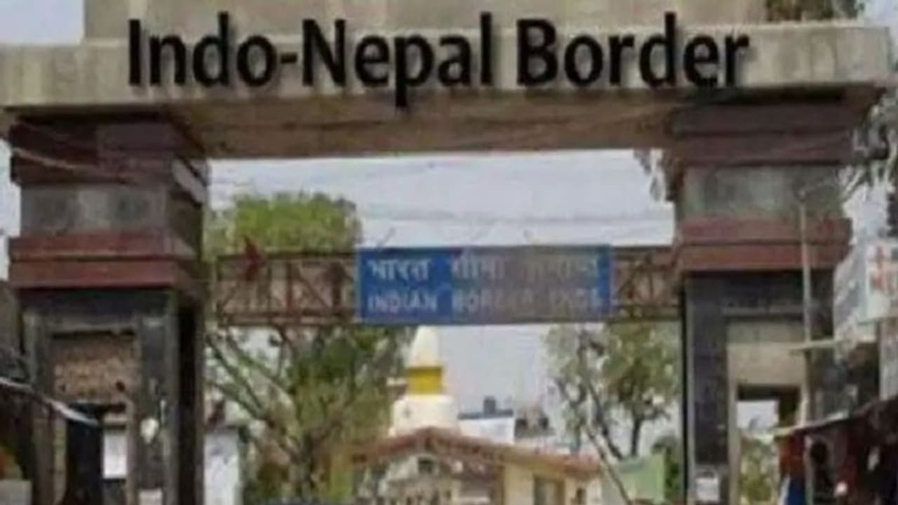 गोरखनाथ मंदिर पर हुए हमले के बाद सुरक्षा एजेंसियां हुई चौकन्ना, सिद्धार्थनगर बॉर्डर पर हो रही सघन जांच गोरखनाथ मंदिर पर हुए हमले के बाद सुरक्षा एजेंसियां हुई चौकन्ना, सिद्धार्थनगर बॉर्डर पर हो रही सघन जांच