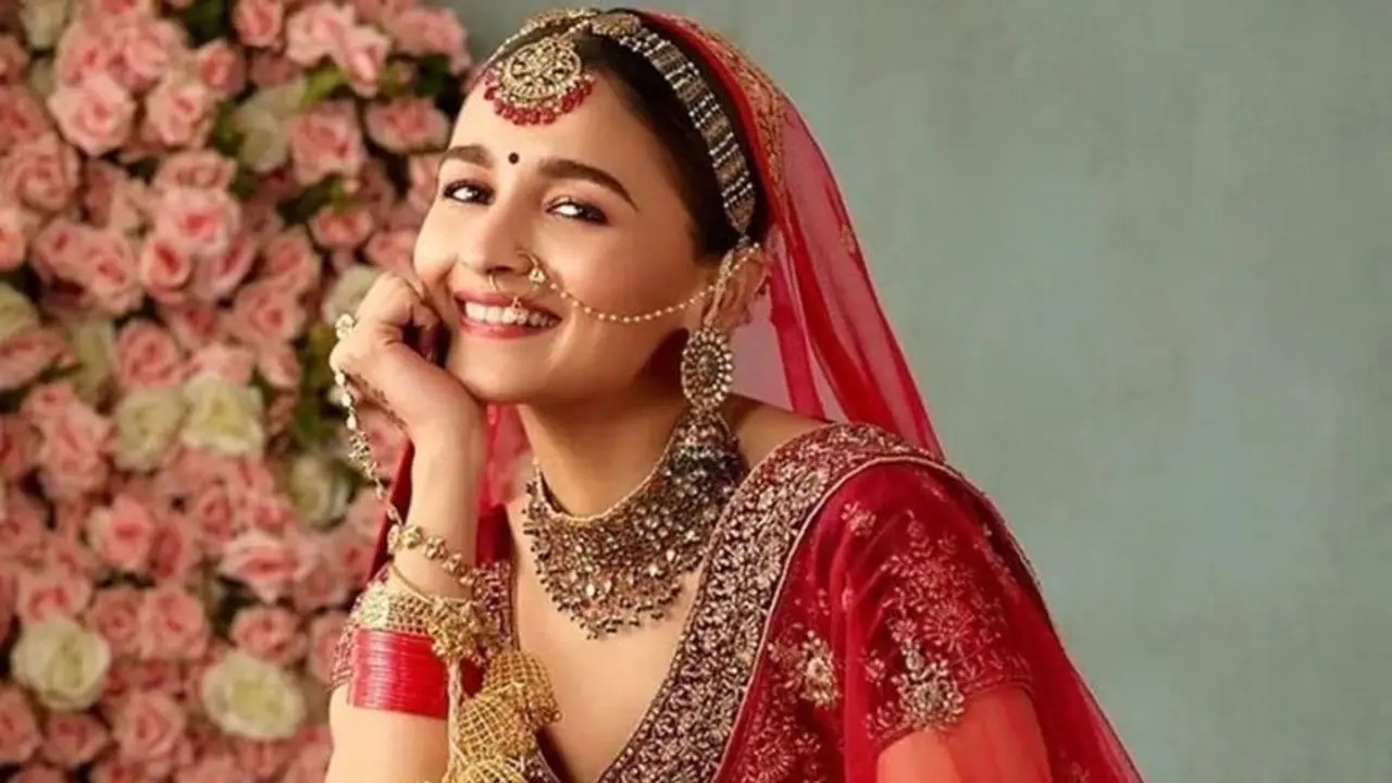 কত কোটি টাকার মালিক আলিয়া ভাট, জেনে নিন কাপুর পরিবারের হবু বউমার সম্পত্তির পরিমাণ কত কোটি টাকার মালিক আলিয়া ভাট, জেনে নিন কাপুর পরিবারের হবু বউমার সম্পত্তির পরিমাণ