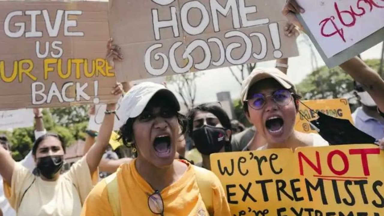 श्रीलंका में प्रदर्शनकारियों पर पुलिस ने बरसाईं गोलियां, तेल की किल्लत व कीमतों में 64.2 % बढ़ोत्तरी का विरोध श्रीलंका में प्रदर्शनकारियों पर पुलिस ने बरसाईं गोलियां, तेल की किल्लत व कीमतों में 64.2 % बढ़ोत्तरी का विरोध