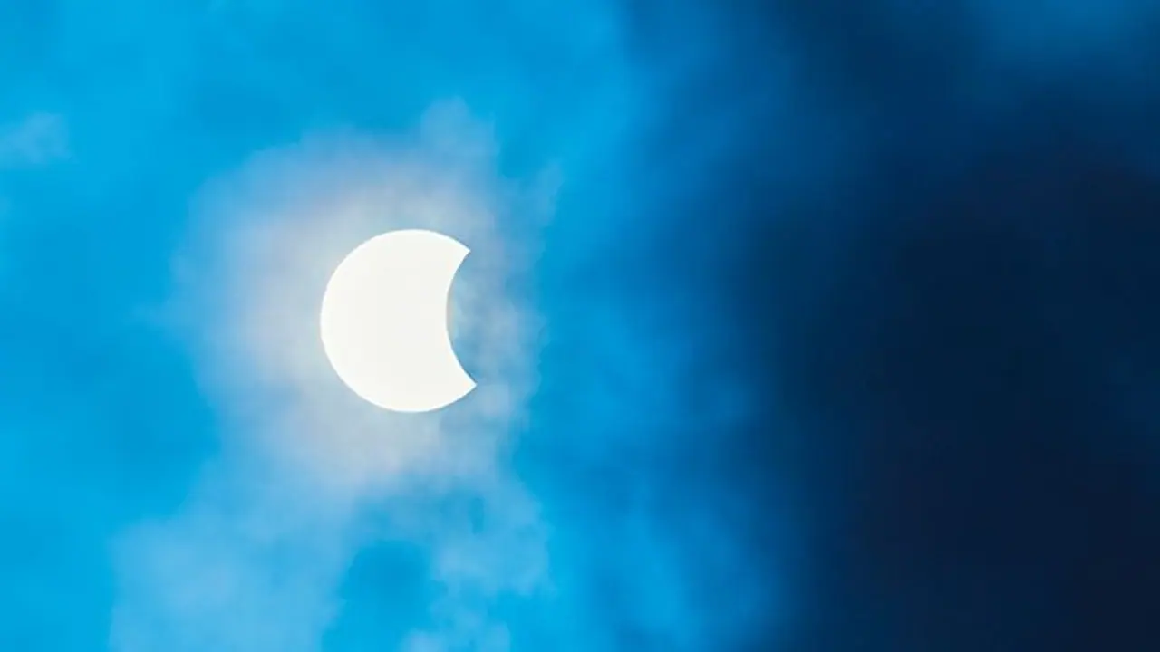 ವೈಶಾಖ ಪೂರ್ಣಿಮದಂದು ಖಗ್ರಾಸ ಚಂದ್ರ ಗ್ರಹಣ; ಮರೆಯದೇ ಈ ಎಚ್ಚರಿಕೆ ತೆಗೆದುಕೊಳ್ಳಿ ವೈಶಾಖ ಪೂರ್ಣಿಮದಂದು ಖಗ್ರಾಸ ಚಂದ್ರ ಗ್ರಹಣ; ಮರೆಯದೇ ಈ ಎಚ್ಚರಿಕೆ ತೆಗೆದುಕೊಳ್ಳಿ