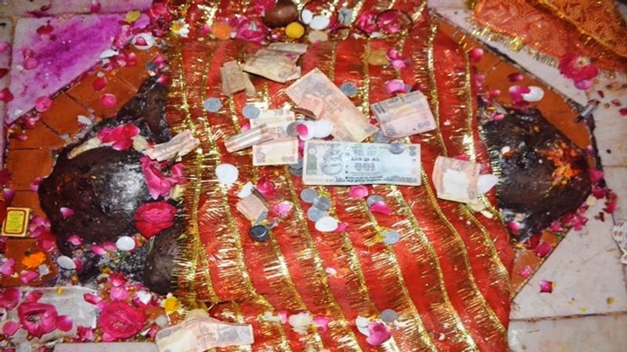 मां कुष्मांडा देवी की पिंडी से रिसता है नीर, आंखों में लगाने से ठीक होती हैं बीमारियां मां कुष्मांडा देवी की पिंडी से रिसता है नीर, आंखों में लगाने से ठीक होती हैं बीमारियां