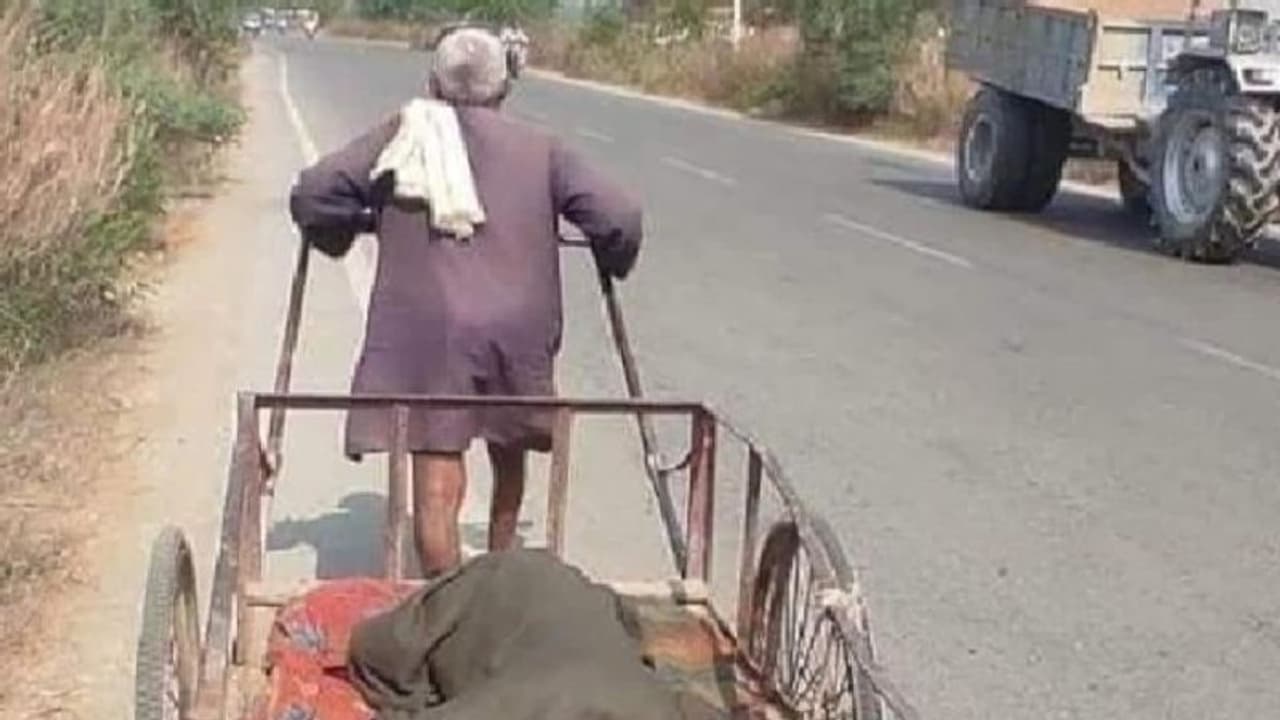 Viral Photo : ഭാര്യയെ കൈവണ്ടിയില്‍ ആശുപത്രിയിലെത്തിക്കുന്ന ഭര്‍ത്താവ്; ഒടുവില്‍ ദാരുണമായ മരണം