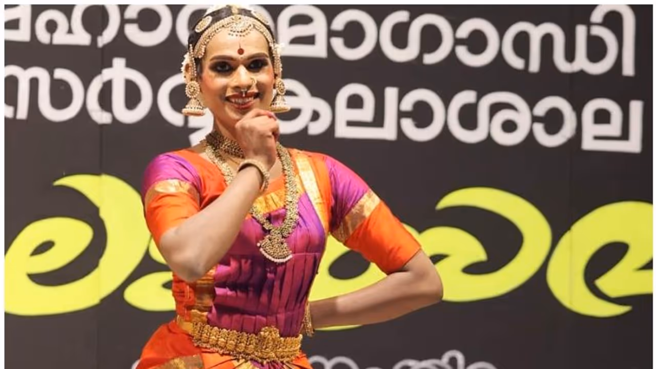 എം ജി സർവ്വകലാശാല കലോത്സവം; തേവര എസ്എച് കോളേജ് ജേതാക്കൾ; തൻവി രാകേഷ് ട്രാൻസ് പ്രതിഭ, പുതുചരിത്രം എം ജി സർവ്വകലാശാല കലോത്സവം; തേവര എസ്എച് കോളേജ് ജേതാക്കൾ; തൻവി രാകേഷ് ട്രാൻസ് പ്രതിഭ, പുതുചരിത്രം