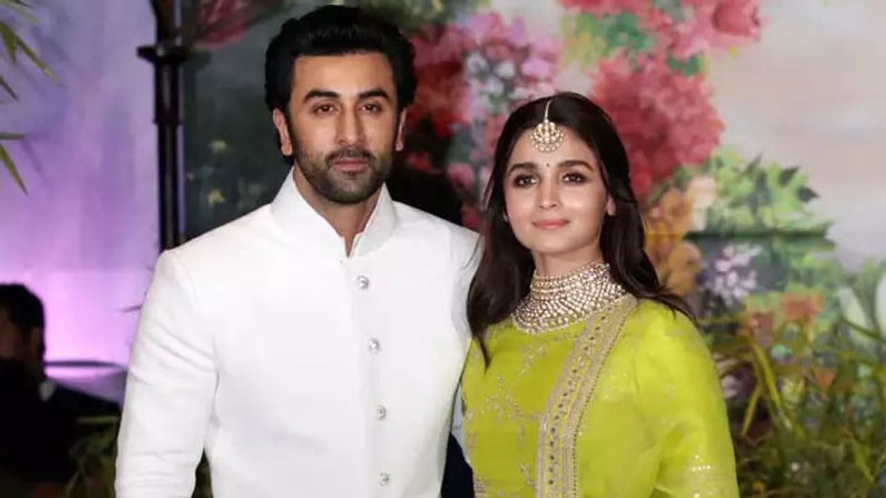 Alia Bhatt Ranbir Kapoor की शादी में धूम मचाने आएंगे ये सितारे, गेस्ट लिस्ट में हुआ नाम का खुलासा Alia Bhatt Ranbir Kapoor की शादी में धूम मचाने आएंगे ये सितारे, गेस्ट लिस्ट में हुआ नाम का खुलासा