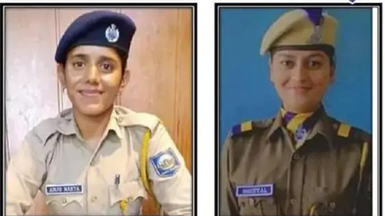 घायल होने पर भी नहीं भूली ड्यूटी, डीजीपी भी कायल हुए दो लेडी कांस्टेबल्स के, मामला जान आप भी करेंगे सैल्यूट घायल होने पर भी नहीं भूली ड्यूटी, डीजीपी भी कायल हुए दो लेडी कांस्टेबल्स के, मामला जान आप भी करेंगे सैल्यूट