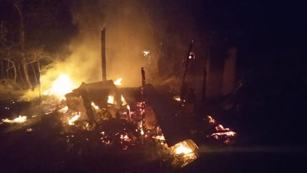 കൊല്ലത്ത് മദ്യപിച്ചെത്തി യുവാവ് സ്വന്തം വീടിന് തീവച്ചു, ഭാര്യയും മൂന്ന് മക്കളും രക്ഷപ്പെട്ടു കൊല്ലത്ത് മദ്യപിച്ചെത്തി യുവാവ് സ്വന്തം വീടിന് തീവച്ചു, ഭാര്യയും മൂന്ന് മക്കളും രക്ഷപ്പെട്ടു