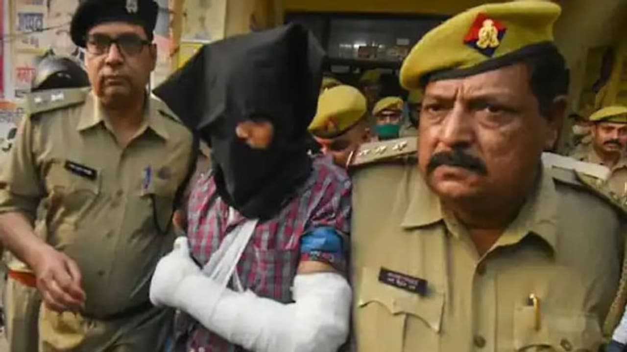 गोरखनाथ मंदिर हमले मामले में एटीएस खंगाल रही आरोपी मुर्तजा की कुंडली, एक को हिरासत में लिया गोरखनाथ मंदिर हमले मामले में एटीएस खंगाल रही आरोपी मुर्तजा की कुंडली, एक को हिरासत में लिया