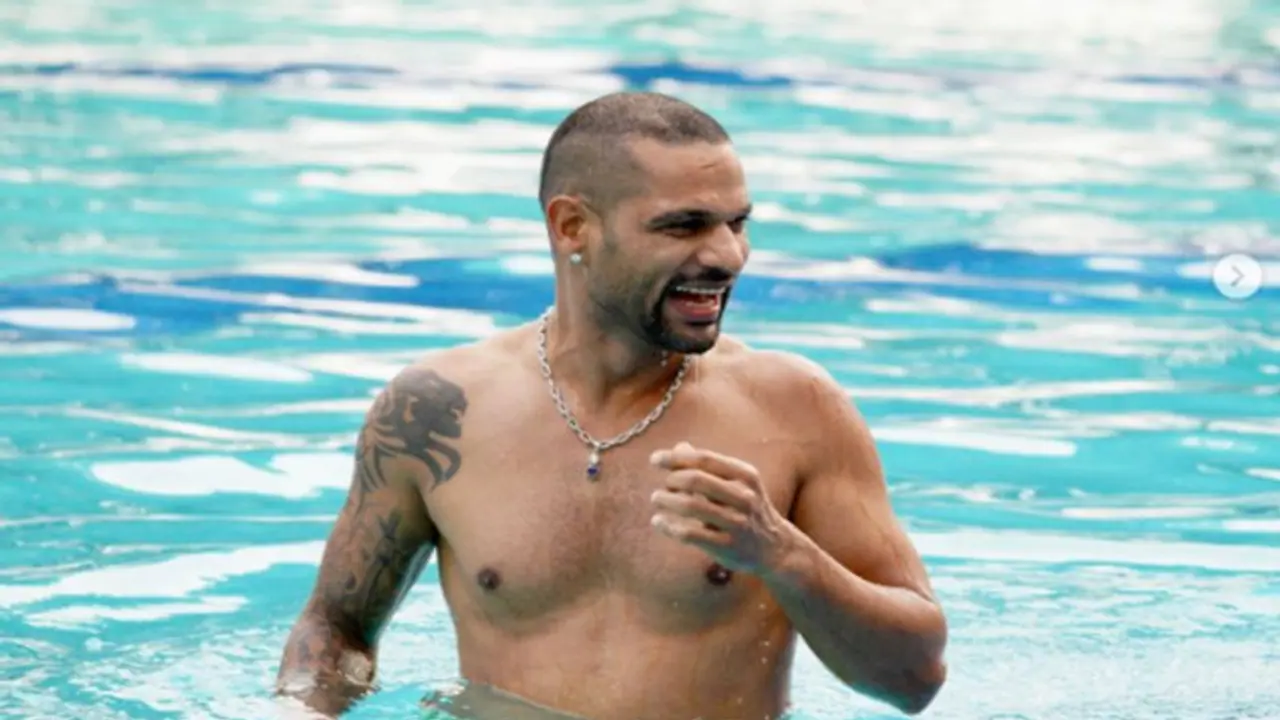 'गब्बर' का स्वैग देख दंग रह जाएंगे आप, इस तरह शर्टलेस होकर स्विमिंग पूल में मार रहे चिल